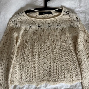 Beige stickad tröja från Vero Moda - Superfin beige stickad tröja från Vero Moda med hålmönster och rund halsringning. Tröjan har kortare ärmar.💞Köpte nyligen för 350kr