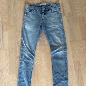 Ljusblå jeans från Scotch & Soda - Säljer ett par ljusblåa jeans från scotch & Soda. Ny pris 1495kr