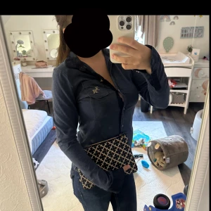 Mörkblå overshirt från JH Collection XS - Snygg mörkblå overshirt från JH Collection med klassisk krage, knappar framtill och bröstficka med broderad JH-logga. Skön passform och mjukt material, perfekt att slänga på över en t-shirt. Passar dig som gillar stilren och enkel look.