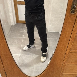 Replay jeans  - Ett par snygga jeans från Replay i storlek W33 L32 i modellen Anbbas 