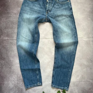 DonDup jeans Brighton Carrot fit - Säljer dessa DonDup Made in Italy jeans modell Brighton carrot fit för bara 749kr! Nypris ligger på över 3200kr.   🎨 Färg: Klassiska blåa jeans med vita/ljusblåa områden 📏 Storlek: W31 📐 Mått: Midja - 41cm, Längd - 97cm, bredd fotöppning - 16cm ♻️ Skick: 10/10 skick utan tecken på användning 🧵 Material: 98% bomull  ‼️Skickas dagen efter köpet genomförs‼️
