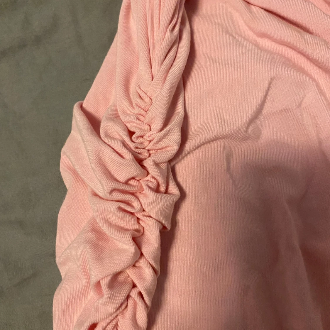 Ljusrosa långklänning med rynkade sidor - 2