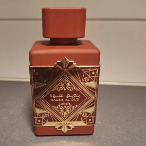 Bade'e Al Oud Sublime parfym Lattafa - Bade'e Al Oud Sublime från Lattafa är en parfym i en snygg röd, fyrkantig flaska med guldiga orientaliska detaljer. Doften är fruktig, fräsch och tropisk med inslag av ros, vanilj och gröna toner. Passar både kvinnor och män som gillar unika och jordnära dofter.(Tagit ca 10 ml)