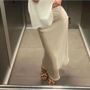 Beige satinkjol från Zara - Supersnygg långkjol i beige satin från Zara. Ny!!