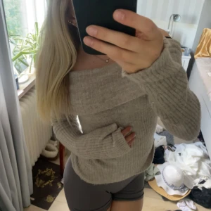 Beige offshoulder stickad tröja - Supermysig beige stickad tröja med offshoulder-modell och ribbad struktur. Den kommer från H&M och är i storlek S.