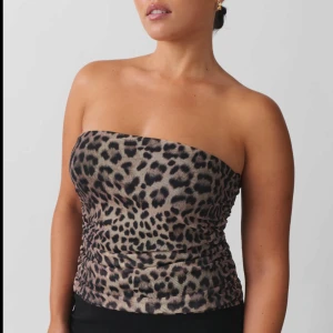 Leopardmönstrad tubtopp - Leopardmönstrad tubtopp från Gina tricot i storlek S. Aldrig använd, endast testad. Slutsåld på hemsidan! Nypris :299kr🌸