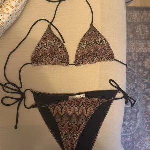 DesignbySi Bikini - Säljer denna oanvända bikini då jag råka beställa två par i L. Så sälje denna oanvända. 