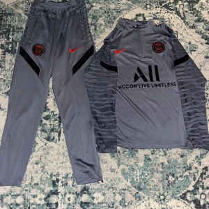 PSG tracksuit - Hej, jag säljer min PSG set som är storlek S för 800 kr som är bara använda typ en gång och ser helt ny ut. 