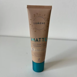 Lumene Matte Foundation Light Ivory - Ny Lumene Matte Oil-Control Foundation i nyansen 0 Light Ivory. Ger en matt finish och full täckning, perfekt för oljig eller kombinerad hud. 