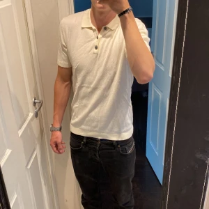 Vit pikétröja i bomull - Stickad pike i mycket fint skick, storlek XS men sitter som en S. Killen på bilden är 183 och väger 73. Hör av er vid minsta frågor! Pris kan diskuteras!🍾