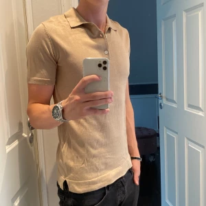 Oanvänd pike med taggar kvar  - Snygg beige pikétröja från H&M i nytt skick! Hör av er vid minsta frågor! Pris kan diskuteras!🍾