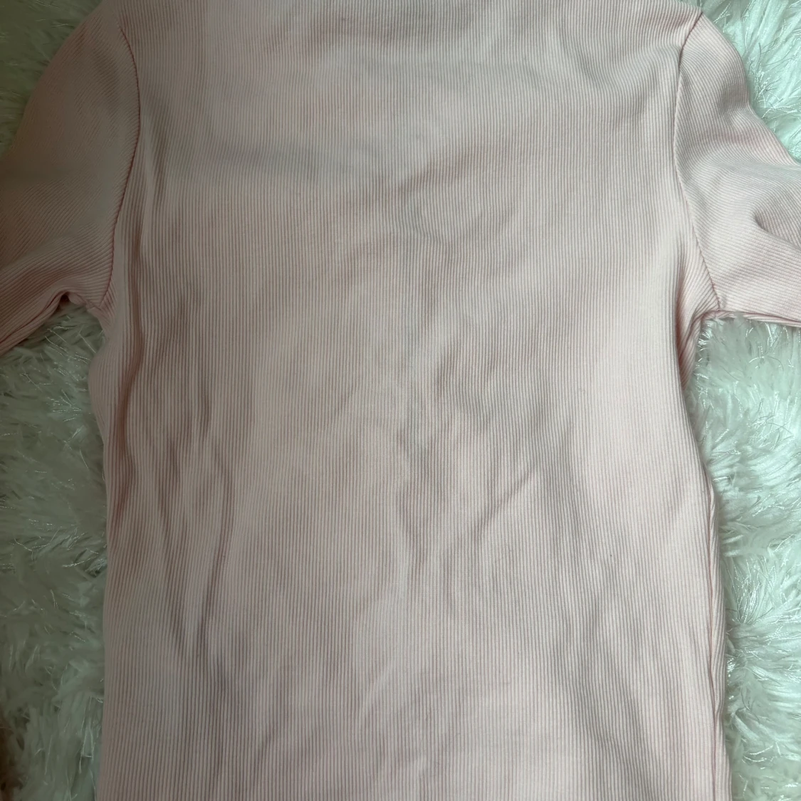 Ljusrosa ribbad topp med rosetter Gina Tricot - 2