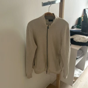 Vit/Grå cardigan från Massimo Dutti - Cardigan från Massimo Dutti i storlek M. 