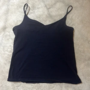 Mörkblå  linne från Cubus - Enkel och stilren mörkblå linne från Cubus med smala axelband och v-ringad hals. 