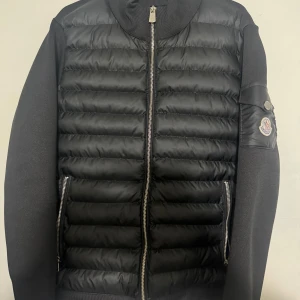 Moncler cardigan storlek S/M -  moncler cardigan, storlek S/M i perfekt kondition.