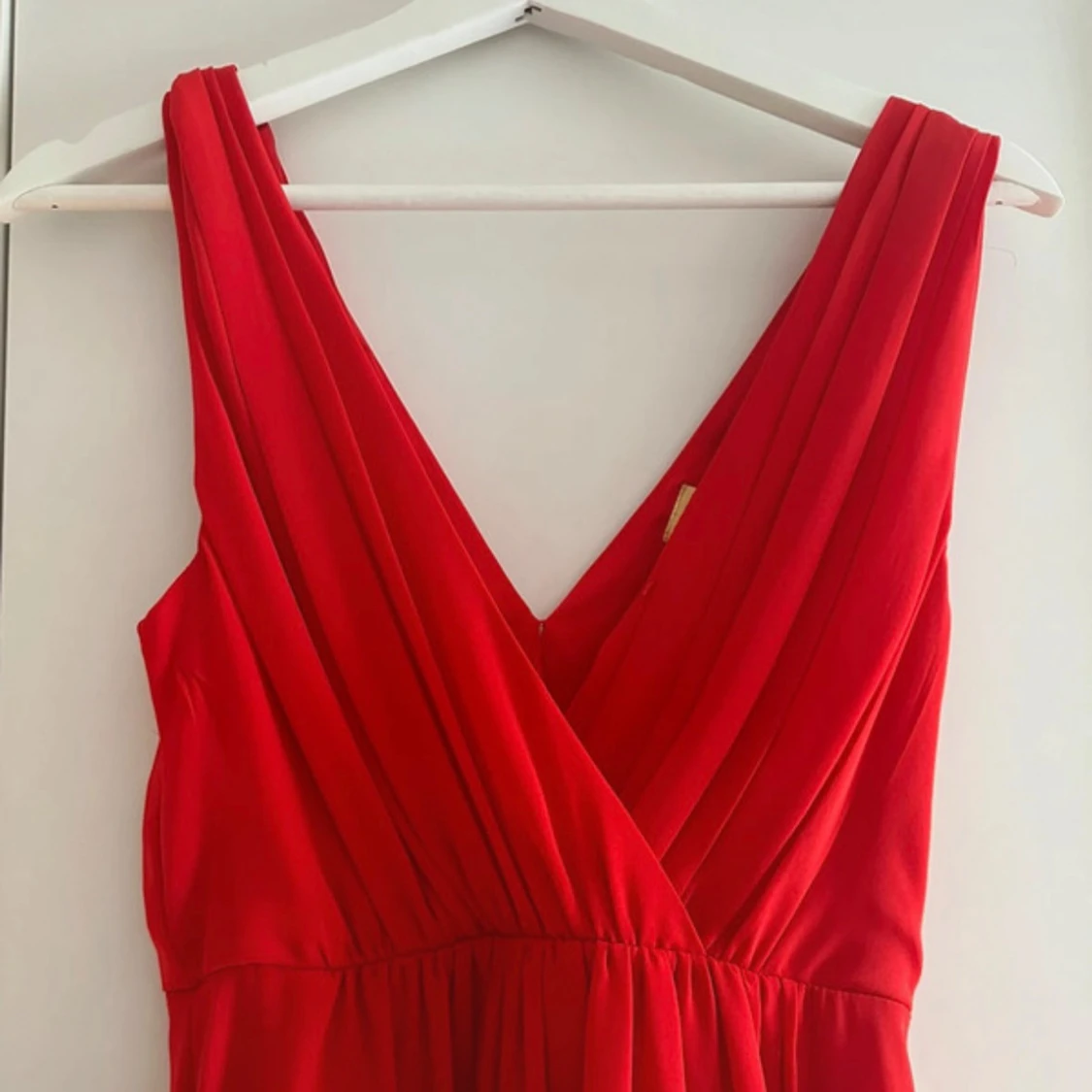 Röd omlottklänning med v-ringning - 1