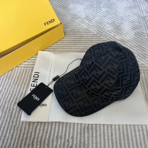 Fendi keps - Sprillans ny Fendi keps aldrig andvänd endast prövad, kepsen kommer med box original tags och dustbag och är i storlek M men går att justera till valfri storlek. Vid frågor skriv till mig så hör jag av mig så snabbt som möjligt! Finns att mötas upp i Farsta centrum! Kvitto finns