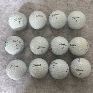 Golfbollar Titliest  - Bilden visar ett dussin Titleist-golfbollar, men ingen bok. Om du letar efter golfutrustning är dessa bollar perfekta för både träning och tävling. För dig som älskar sport och aktivitet!