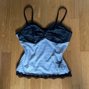 Linne med spets  - Randigt linne med spets och fina detaljer. Inga defekter. Har endast använt den 2-3 gånger.  