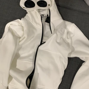 Cp company zip up - Säljer min tvär feta cp company tröja då den inte kommer till användning längre 
