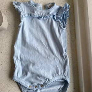 Newbie body barn storlek 68 - Super fin Newbie body i storlek 68.