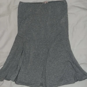 Grå miniklänning  - Enkel och snygg grå miniklänning. Känningen är i mjukt och stretchigt bomullsmaterial och har en lätt utsvängd form som ger en avslappnad vibe. Skriv gärna vid ytterligare frågor!💞