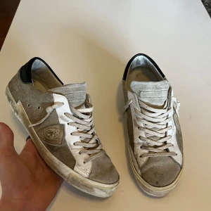 Beige sneakers från Philippe Model - Säljer dessa feta Philippe Model skor som är perfekta nu till Sommaren! 7-8/10 skick, har använts ganska flitigt därav priset. Nypris 3 499kr. Dustbag + Miinto låda följer med. Självklart äkta, kvitto finns.  Priset är inte hugget i sten. Hör av er kring frågor.