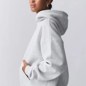 Ljusgrå  hoodie - Säljer en ljusgrå  hoodie med stor huva och långa ärmar. Perfekt för dig som gillar en chill och avslappnad stil. Hoodien har en klassisk look och är tillverkad i mjukt material som känns skönt mot huden.
