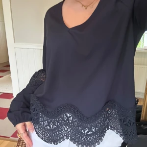 Mörkblå blus med spets från Object - Supersnygg mörkblå blus från Object med v-ringning och långa ärmar. Blusen har detaljerad spets både vid ärmslut och längs nederkanten som ger en unik. Blusen är aldrig använd så prislapp är kvar. I storlek S💖💖