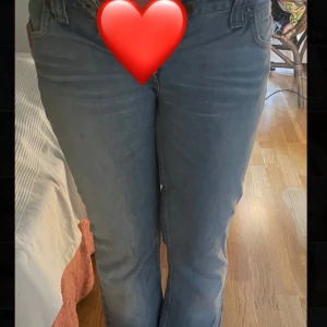 Lee jeans - Säljer dom här jeansen då dom är för små och korta! Hittar ingen storlek men 35cm rakt över midjan💕