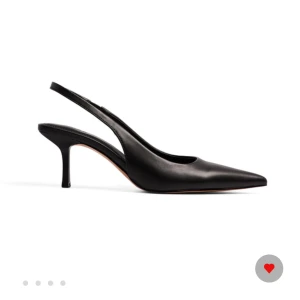 Svarta pumps med spetsig tå och klack - Stilrena svarta pumps i skinn med spetsig tå och smal klack. Slingback-modell med öppen häl och elegant siluett, perfekta för att lyfta vilken outfit som helst. Klassisk och tidlös design som passar till många olika looks. Nypris 499kr, SVARTA + VITA FÖR ENDAST 650kr!! 