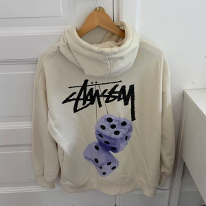 Beige Stüssy Hoodie - Slutsåld överallt! Nypris: Ca 2000 kr  Mycket bra skick! Storlek: S (kan eventuellt passa XS)