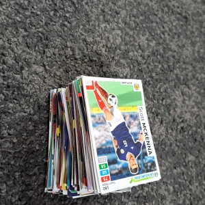 Samling av fotbollssamlarkort (bl.a. UEFA Euro 2020, FIFA 365, Champions League) - Stor bunt med lite smått och gott. Fotbollssamlarkort med kända spelare och lag från olika turneringar. Perfekt för dig som älskar fotboll och vill bygga din egen samling eller byta med vänner. Färgglada och coola kort som passar både nybörjare och samlare. Ett par special kort för 15 sek var. Och hela bunten för 130 sek(med specialkorten)