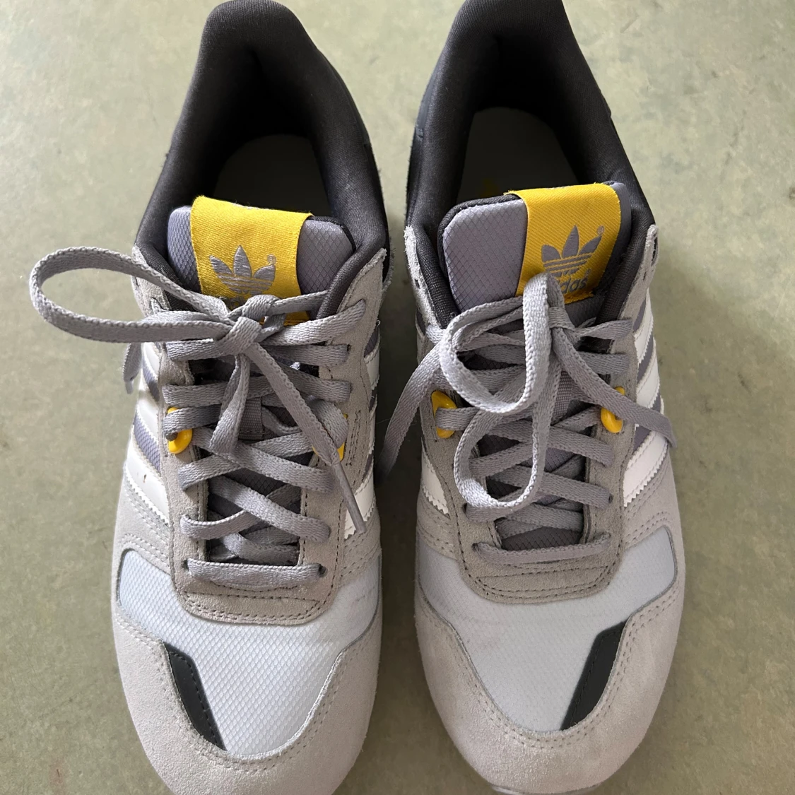 Nya Grå Adidas sneakers med gula detaljer - 2