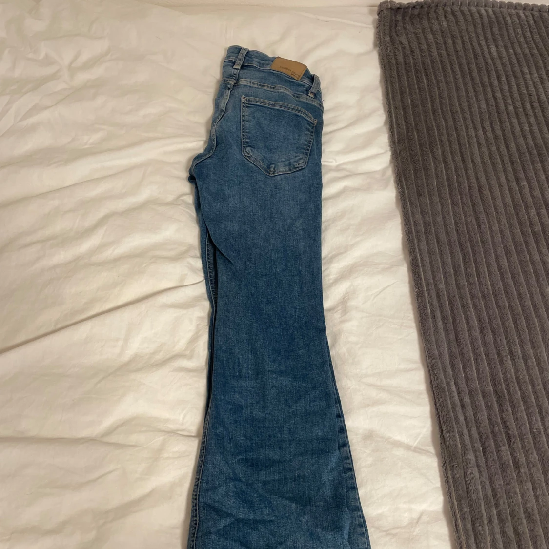 Blå bootcut jeans från Ginatricot  - 2