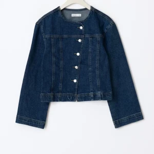 Gina jeansjacka - Använd två gånger! Storlek M men sitter figurnära på mig som vanligtvis har S🥰