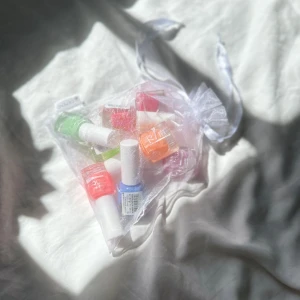 8st Färgglada Depend Nagellack - 8st helt nya Depend 7 Day nagellack i både matt och normalt glansigt, neon och pastellfärger. Namn på färgerna, se sista bilden. Nypris 392kr! FÖRST TILL KVARN!