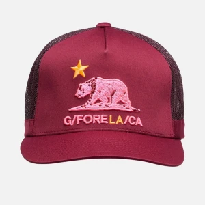 Vinröd keps från G/FORE med brodyr - Snygg vinröd keps från G/FORE med broderad björn och stjärna framtill i rosa och gult. Kepsen har mesh-bakstycke och justerbar snapback. Perfekt för dig som vill sticka ut med en cool accessoar.