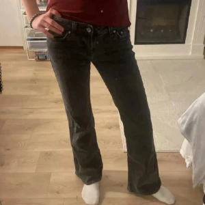 Jeans - Supersnygga svarta lågmidjade jeans med knappar där bak från ginatricot ✨ Inga skador! Midjemått - 36cm.  Hör av er vid funderingar 💕 