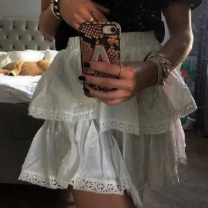 Volangkjol Byanastasia - Söt kjol med volange och polkadots passar xs/s från byanastasia