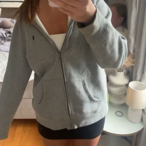 Grå hoodie från Polo Ralph Lauren - Säljer en grå ralph lauren zip som tyvärr va för stor för mig jätte fin💗står att den är storlek xl men den motsvarar typ M