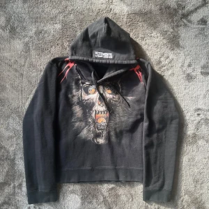  Vetements hoodie missplaced skull - Svart hoodie från Vetements Huva med broderad text 'AUTOMNE-HIVER 2018'. Tillverkad i bomull och polyester, långärmad och med snörning i halsen. Storlek XS passar M