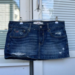 Jeanskjol med revor - Jeanskjol med revor i mycket fint skick, inga defekter💓 41,5cm rakt över midjan och 28cm lång😇