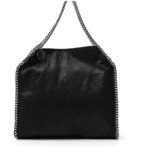 Stella McCartney väska  - Snygg svart axelväska från Stella McCartney med coola silverfärgade kedjor längs kanterna och som axelrem. Väskan har en mjuk, glansig yta och en ikonisk rund logotagg. Perfekt för dig som vill ha en statement-väska med edgy vibe. Pris går att diskutera vid snabb affär