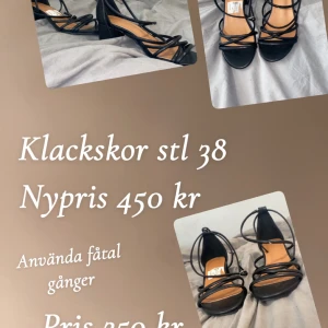 Svarta klack-sandaler med remmar - Snygga svarta sandaler med klack och tunna remmar som korsar över foten. Skorna har öppen tå och en elegant design som passar perfekt till sommarens outfits. Klacken är låg till medelhög och sulan är i beige ton.