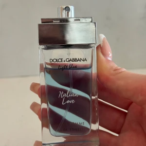 Dolce & Gabbana Light Blue Italian Love - Fräsch parfym från Dolce & Gabbana, Light Blue Italian Love. Flaskan är rektangulär i genomskinligt glas men saknar kork. Doften är ljuvlig.  Flaskan har stilren design med svart och vit text.