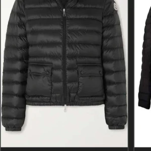 Svart pufferjacka från Moncler - Snygg svart och trendig vårjacka från Moncler med snygg design och två fickor framtill. Jackan har dragkedja hela vägen och Moncler-logga på ärmen. Perfekt för snygga outfits
