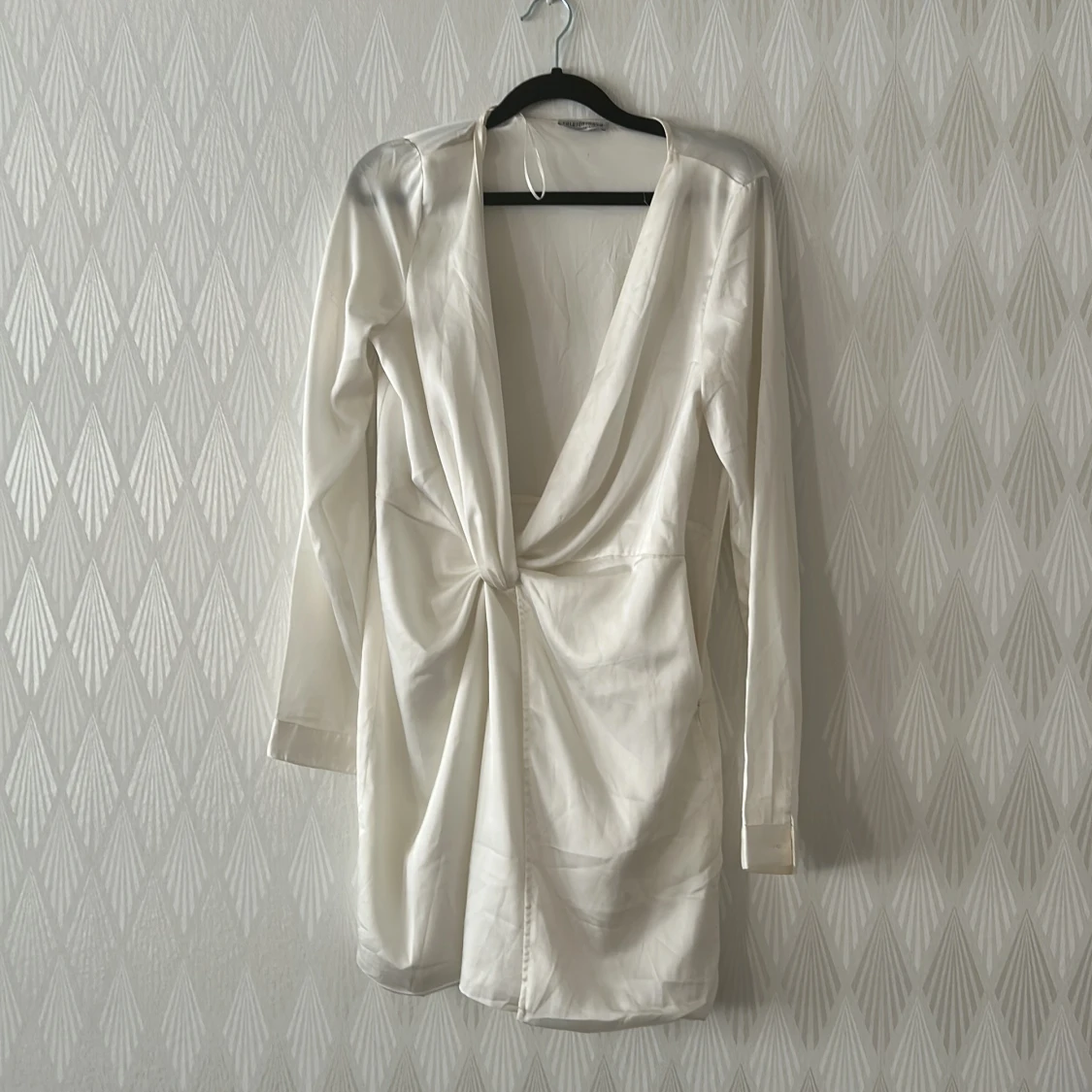 Vit omlottklänning med knut