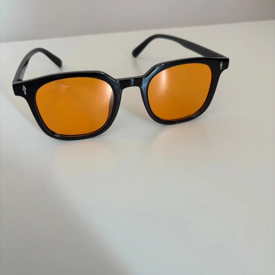 Svarta solglasögon med orange glas - 2