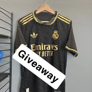 Svart Real Madrid fotbollströja Adidas - Måste följa och gilla denna annonsen frakt betalar vinnaren helt ny med tagg en fräsch Madrid tröja